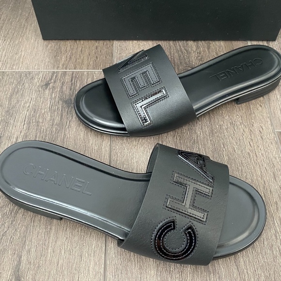 2023 CHANEL CHA NEL LOGO BLACK LEATHER FLAT SHOES SLIDES MULES 37 - Picture 12 of 16